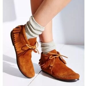 Minnetonka Women's Classic Fringe Cognac Suede Mocassin Ankle Boots, Sz 7